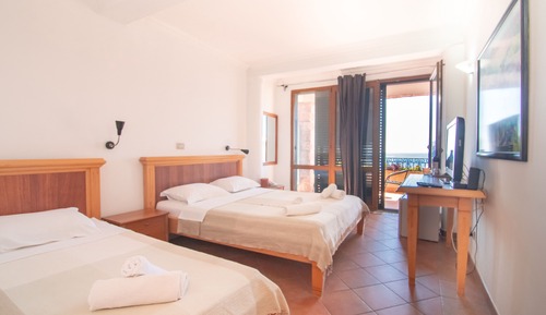 Standard Triple Room, Balcony, Partial Ocean View