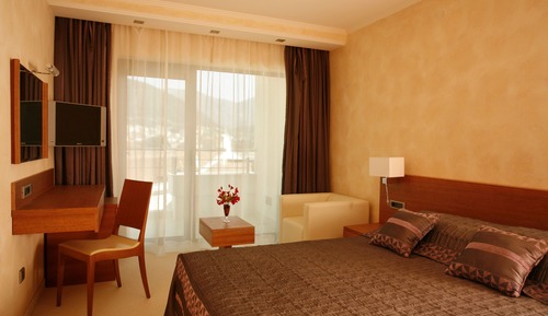 Family Room, Balcony, Park View