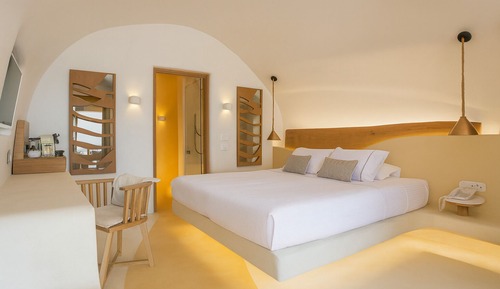 3 Deluxe Cliff Cave Suite (Indoor Massage Pool)