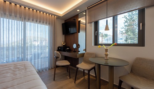 Premium Studio Suite, 1 Queen Bed with Sofa bed, Pool View, Corner
