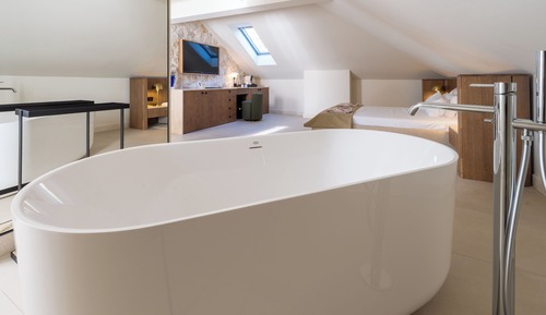 Room (Val)