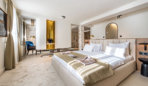 Room (Boka)