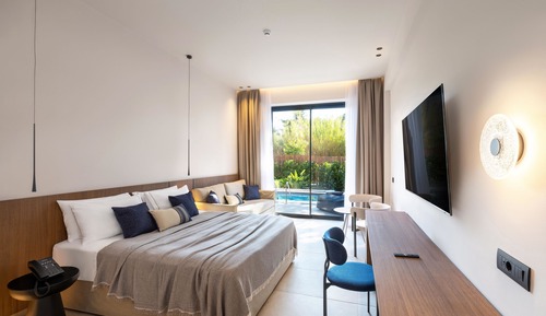 Deluxe Suite, Pool Access, Mountain View