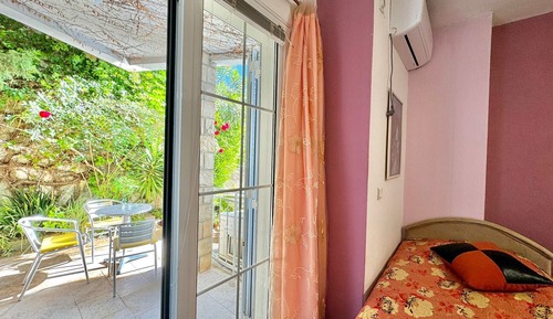 Standard Studio, Garden View