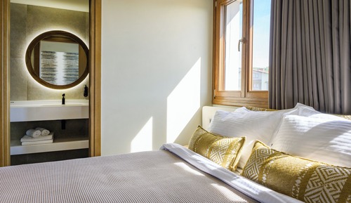 Design Suite, Sea View