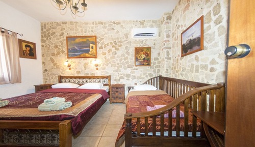 Room (8)