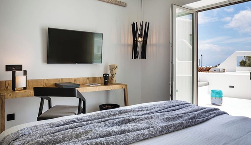 Deluxe Room with Terrace and Pool view