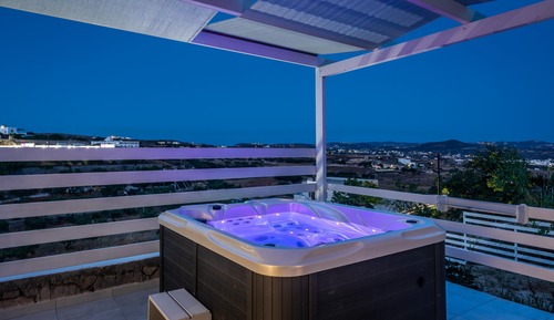 Studio, Hot Tub