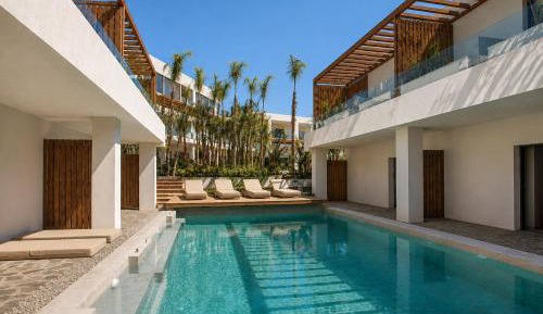 Deluxe Suite | Sharing Pool & Garden View