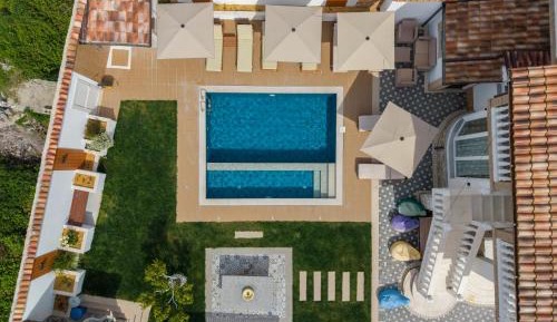 Three-Bedroom Apartment with Balcony