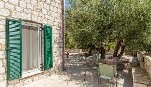 Two-Bedroom Deluxe Apartment with Garden View