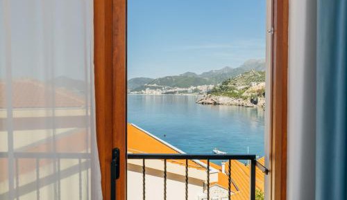 One-Bedroom Apartment with Balcony