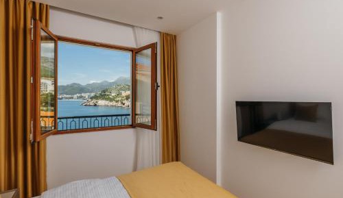 One-Bedroom Apartment with Sea View