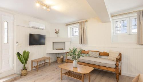 One-Bedroom Apartment with Courtyard
