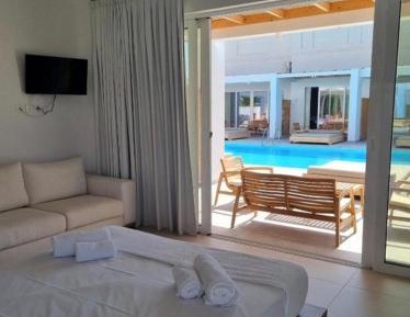 One-Bedroom Apartment with Pool View