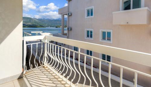 Apartment with Mountain View