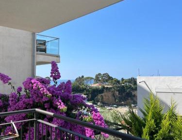 One-Bedroom Apartment with Sea View and Balcony