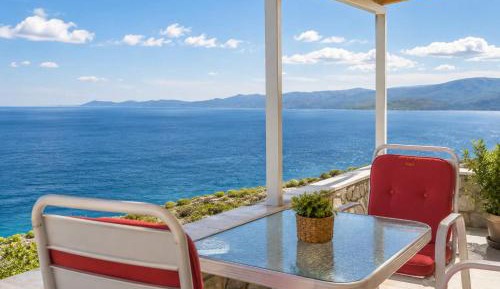 Two-Bedroom Apartment with Balcony and Sea View