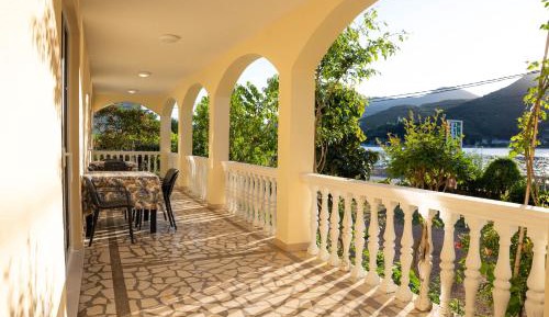 Deluxe One-Bedroom Apartment with Ocean View