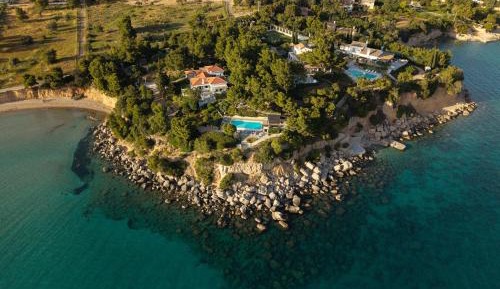 Five-Bedroom Villa and Studio with Private Pool and Sea View