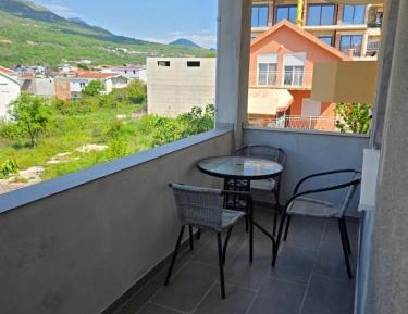 Apartment with Mountain View