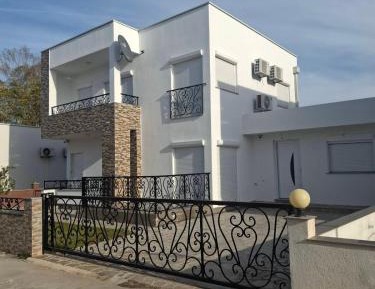 Four-Bedroom Apartment with Balcony 
