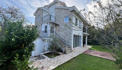 Three-Bedroom Vacation Home 