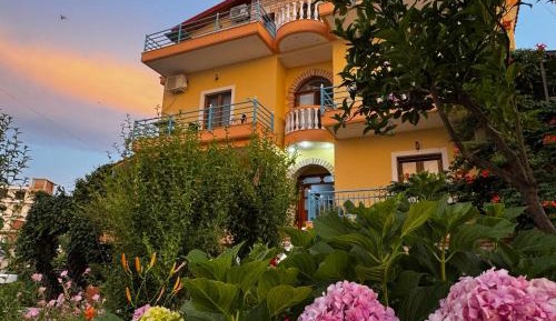 Villa with Garden View