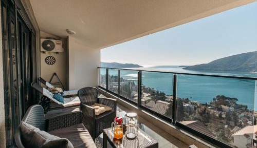 Two-Bedroom Deluxe Apartment with Balcony