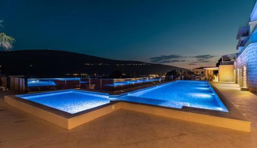 One-Bedroom Apartment with Sea View and Balcony