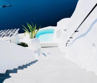 Three Bedroom Cave House with Caldera View and Hot Tub