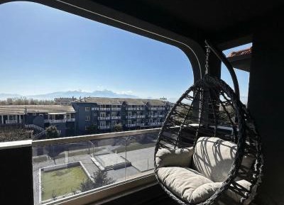 One-Bedroom Apartment with Sea View and Balcony