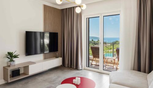 One-Bedroom Apartment with Pool View