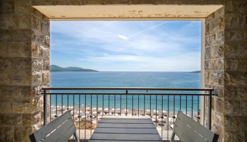 One-Bedroom Apartment with Sea View