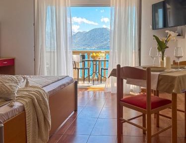 Studio Apartment with Terrace and Sea View