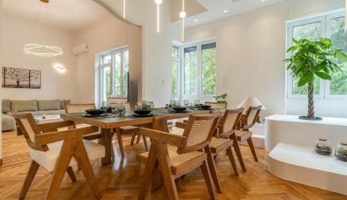 Four-Bedroom Apartment with Balcony 