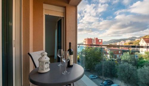 One-Bedroom Apartment with Sea View and Balcony