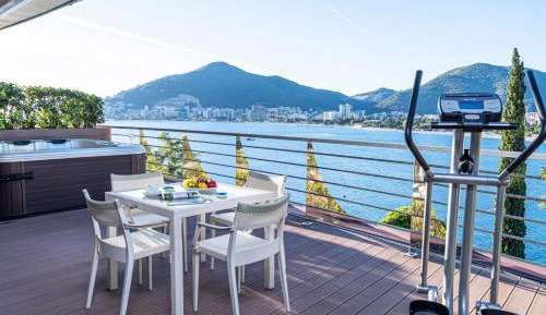Deluxe Two-Bedroom Apartment with Sea View