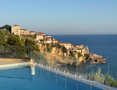 One-Bedroom Apartment with Sea View and Balcony