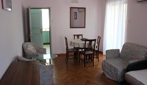 One-Bedroom Apartment (5 Adults)