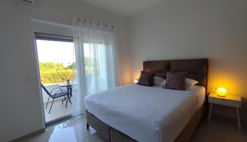One-Bedroom Apartment with Sea View and Balcony