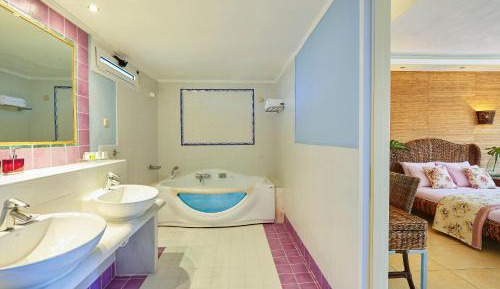 Honeymoon Suite with Side Sea View