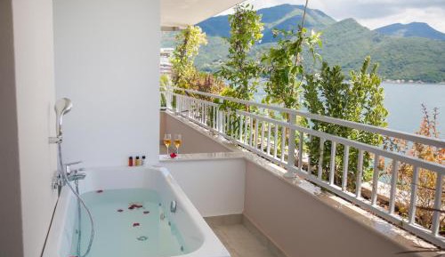 Junior Suite with Terrace and Sea View 