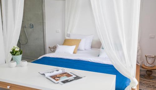 Deluxe Double Room with Balcony and Side Sea View