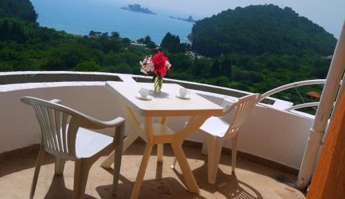 One-Bedroom Apartment with Sea View