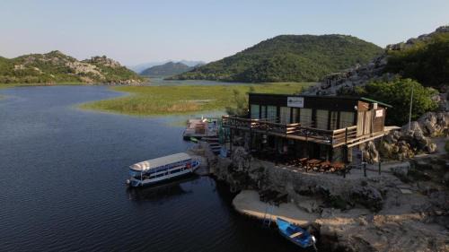 Apartment with Lake View
