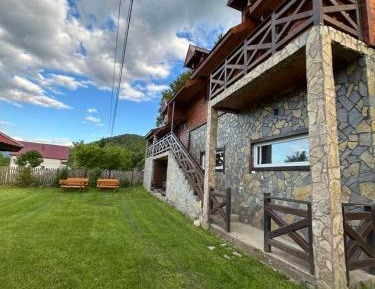 Apartment with Mountain View