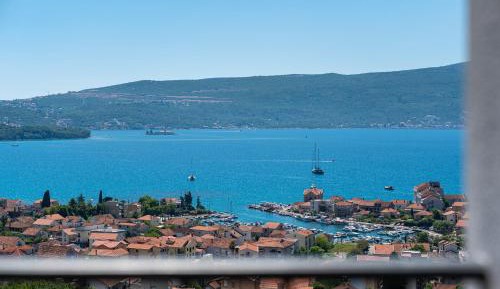 One-Bedroom Apartment with Sea View and Balcony