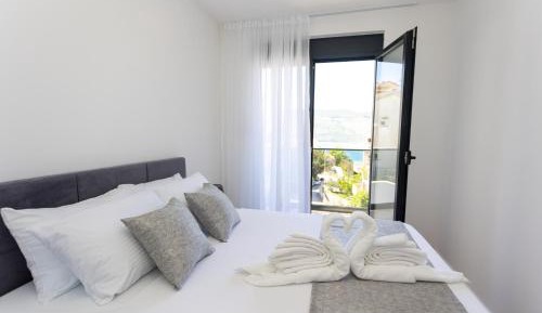 Two-Bedroom Apartment with Balcony and Sea View
