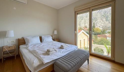 One-Bedroom Apartment with Bay View
